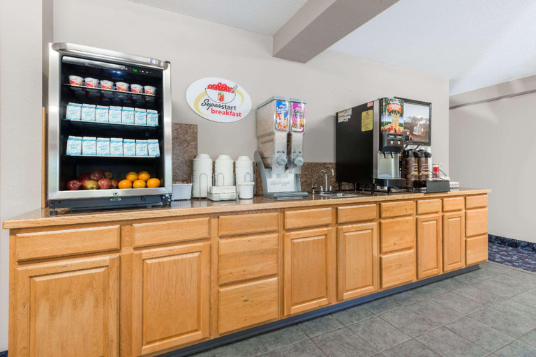 Food & Drinks 4, Super 8 By Wyndham Beloit, Mitchell