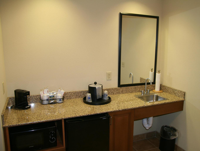 Bathroom 3, HAMPTON INN & SUITES WARREN, Warren