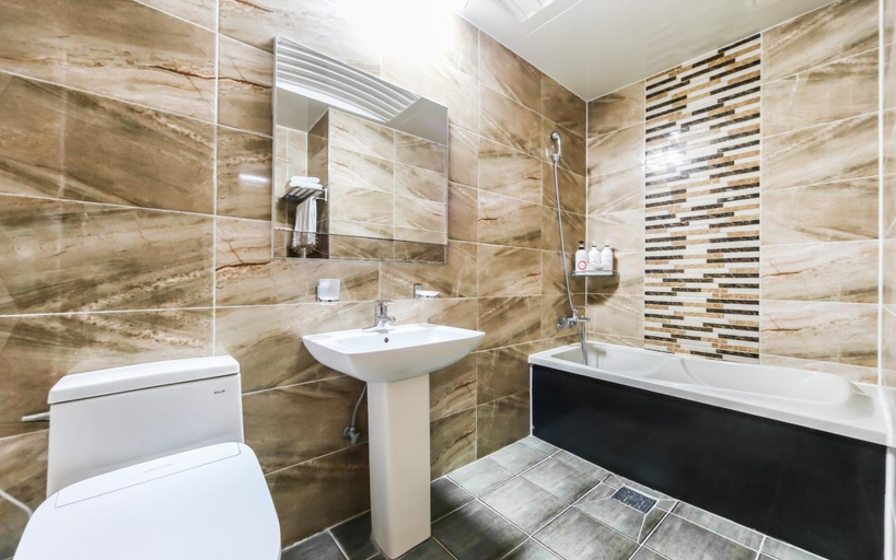 Bathroom 3, Modern Business Hotel, Gumi
