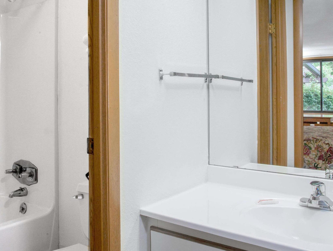 Bathroom 5, Knights Inn Pittston PA, Luzerne