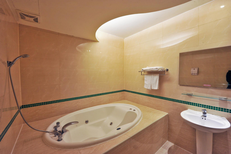 Bathroom 3, Carnival Motel, New Taipei City