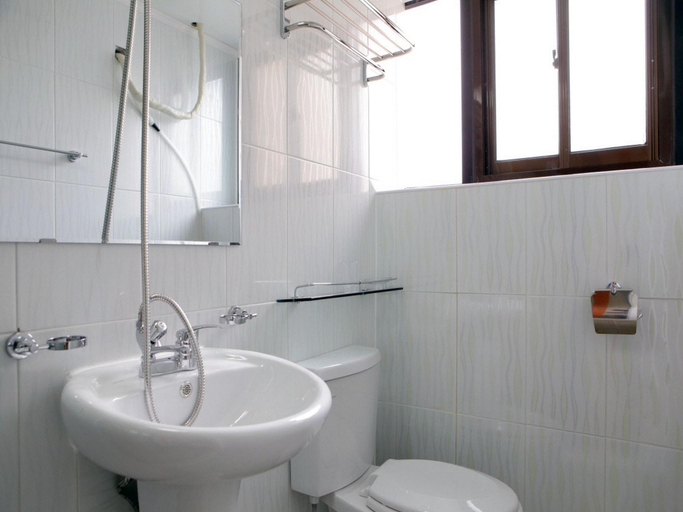 Bathroom 2, K Pop Residence II, Jung