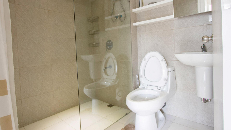 Bathroom, Oasis Regency Fort Victoria, Taguig