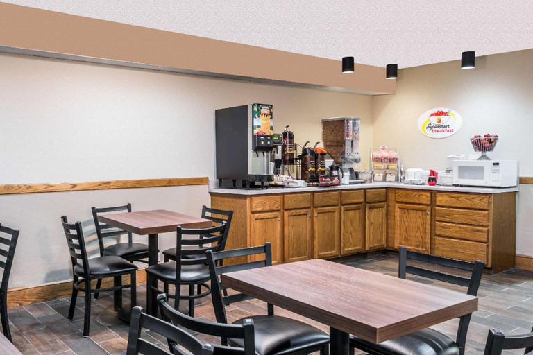 Food & Drinks 5, Super 8 by Wyndham Gardner, Kansas City