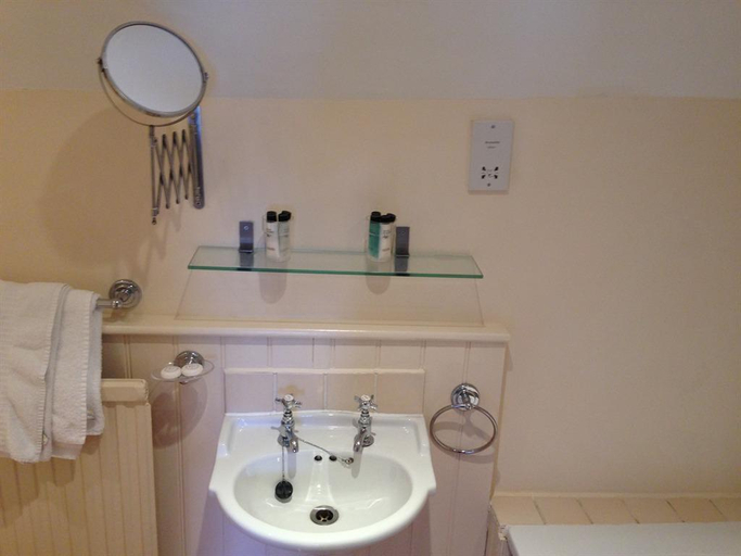 Bathroom, Ye Olde George Inn - Badger Pubs, Hampshire
