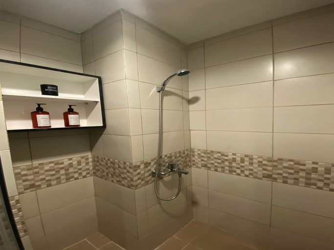 Bathroom 5, Apartment Tamansari Iswara by Diah Room, Bekasi