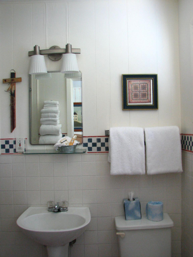 Bathroom, Oak Park Inn, Trempealeau