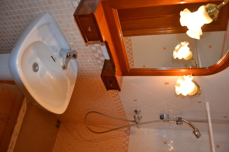 Bathroom 2, Placido Apartment Manresa, Barcelona