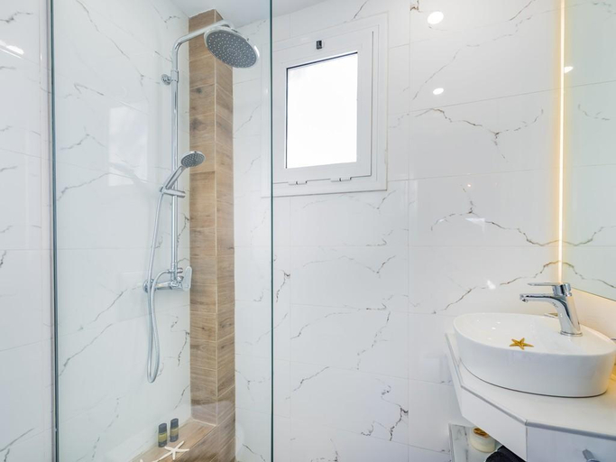 Bathroom 2, Margaritari Apartments, Ionian Islands