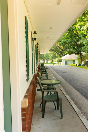 Others 5, Oak Park Inn, Trempealeau