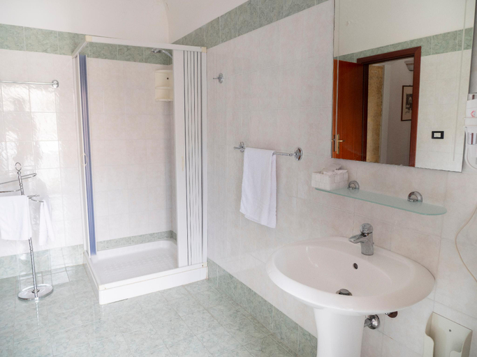 Bathroom 3, Kalamarina Rooms, Palermo