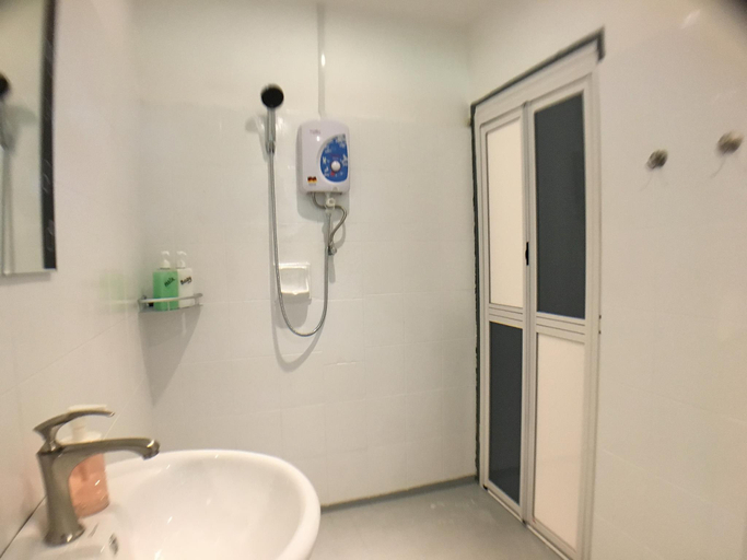 Bathroom 4, 2 Bedrooms Gurney Suites (iBook 4) (6-8 pax), Pulau Penang