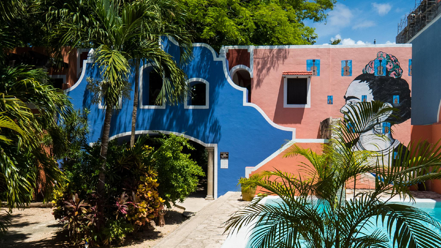 Exterior & Views