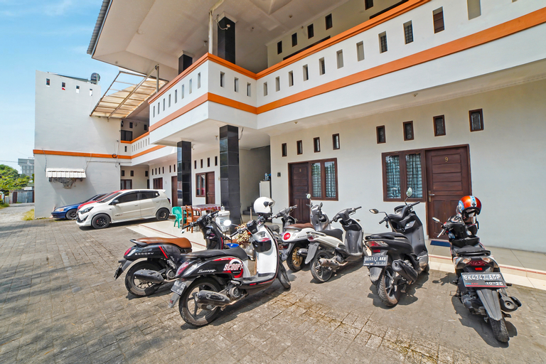 Exterior & Views 2, OYO 90751 Graha Sei Batugingging, Medan