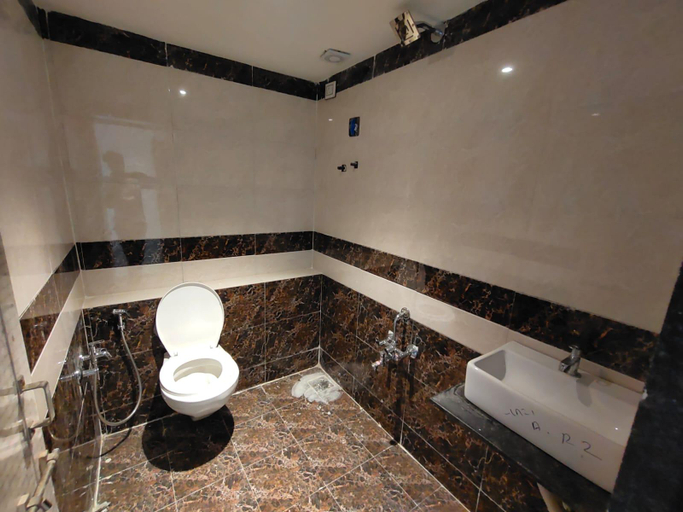 Bathroom 2, Hotel Penark, Ahmadabad