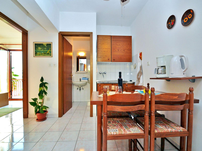 Others 5, Apartment 653, Labin