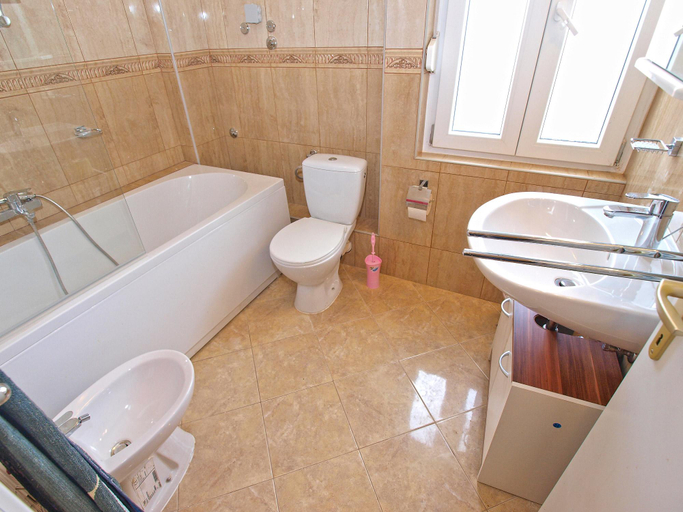Bathroom 3, Apartment 1347, Pula