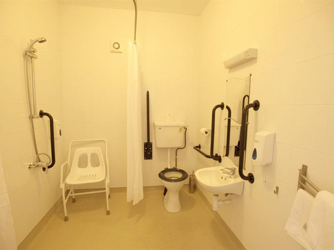 Bathroom 4, Ashley Victoria Hotel, Blackpool