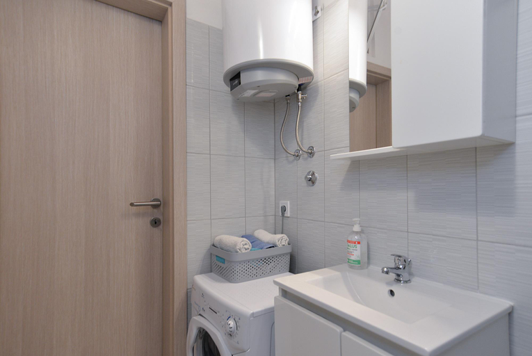 Bathroom 3, Apartment 1279, Medulin