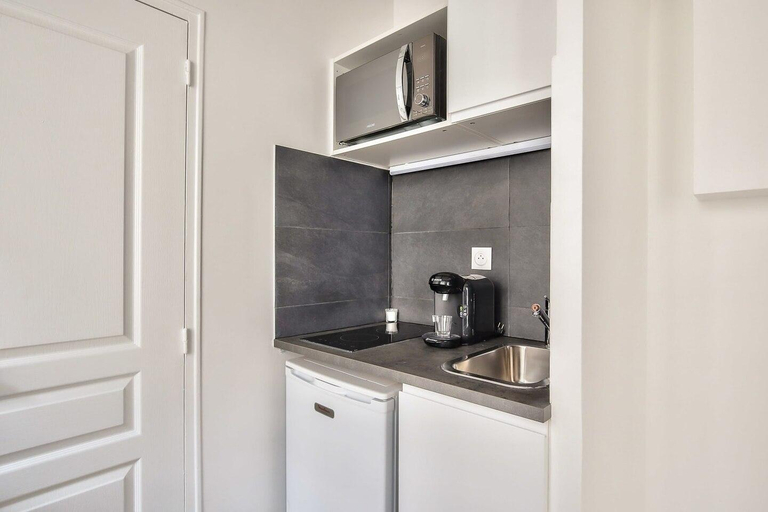 Others 5, Lovely Mezzanine Studio in the Heart of Paris, Paris