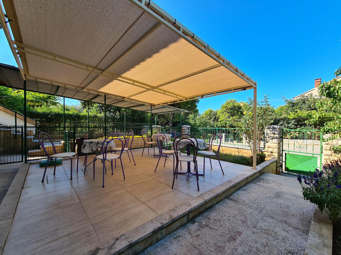 Food & Drinks, Apartment 826, Pula