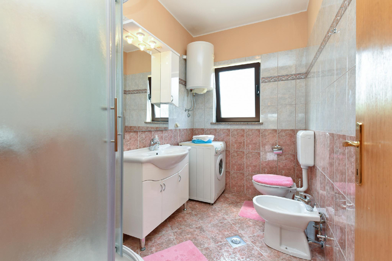 Bathroom 3, Apartment 1664, Kaštelir-Labinci