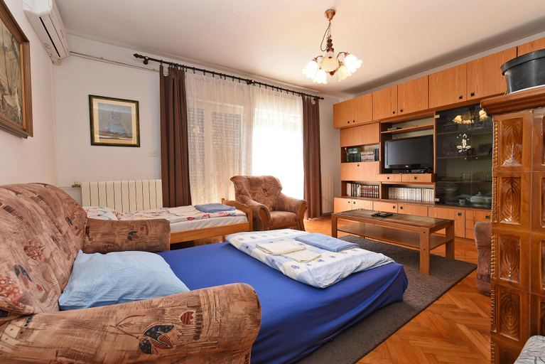 5, Apartment 74, Pula