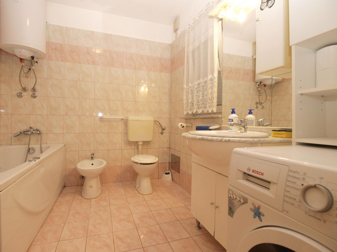 Bathroom 2, Apartment 1588, Pula