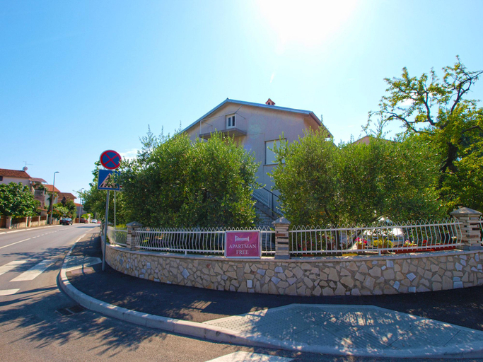 Others 3, Apartment 613, Pula