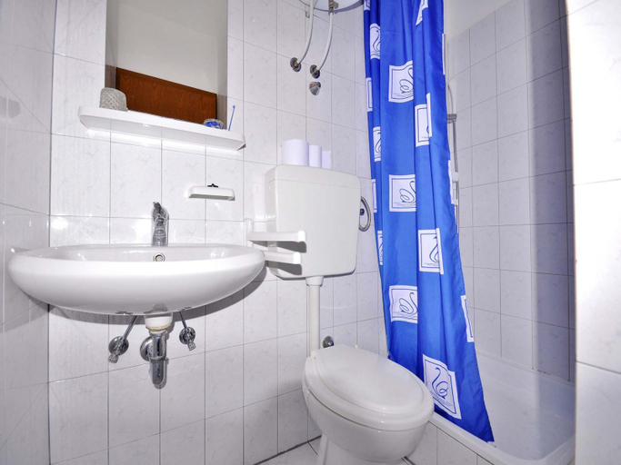 Bathroom 2, Apartment 653, Labin