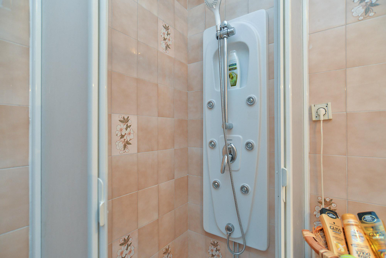 Bathroom 3, Apartment 1684, Pula