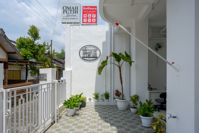 Exterior & Views 2, RedDoorz Syariah @ Jalan Godean, Sleman