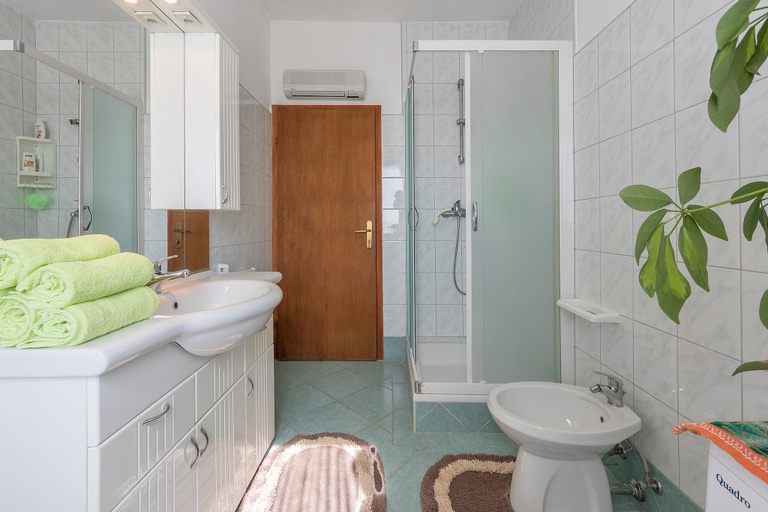 Bathroom, Apartment 1999, Fažana