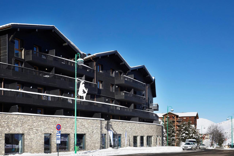 Exterior & Views