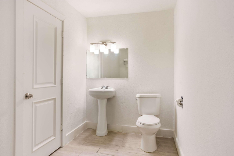 Bathroom 4, Rodeway Inn Berryville, Carroll