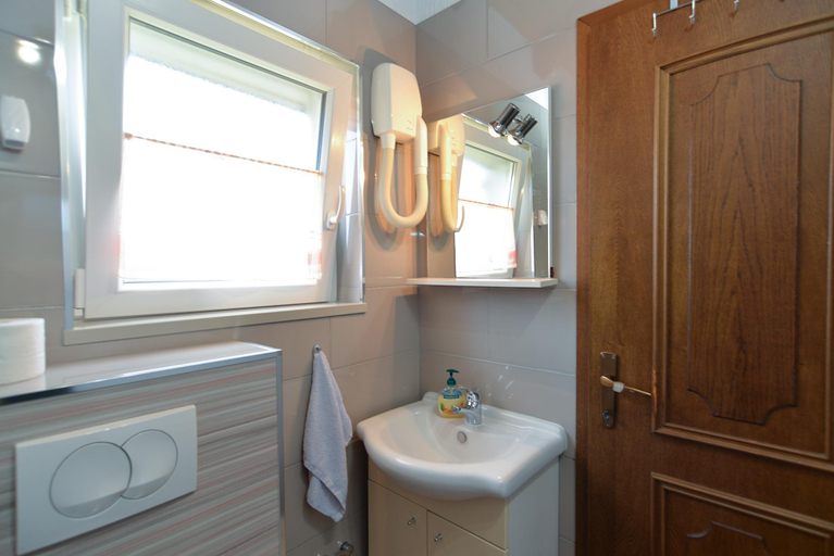 Bathroom 3, Apartment 1377, Poreč