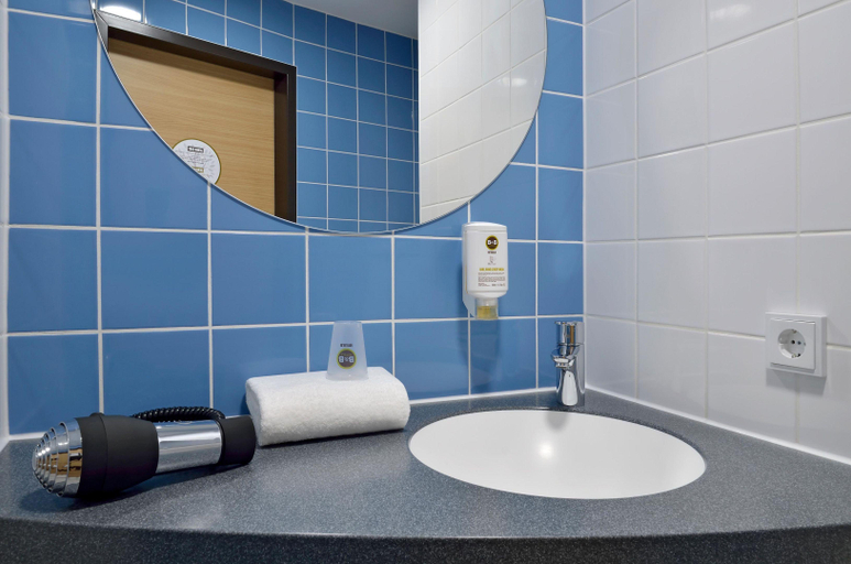 Bathroom 5, B&B Hotel Landshut, Landshut