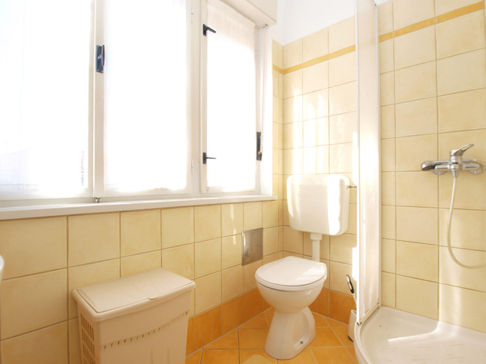 Bathroom 2, Apartment 1554, Pula