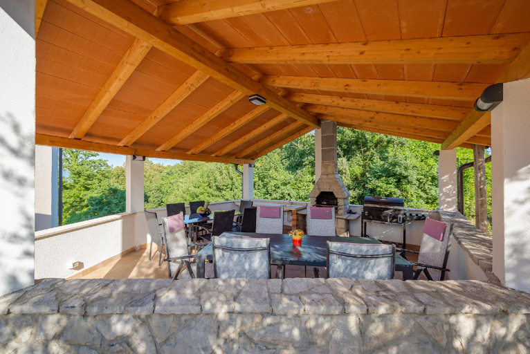 Food & Drinks, Apartment 294, Raša