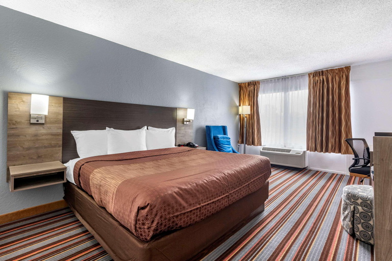 Bedroom 4, Quality Inn suites Sulphur Springs, Hopkins