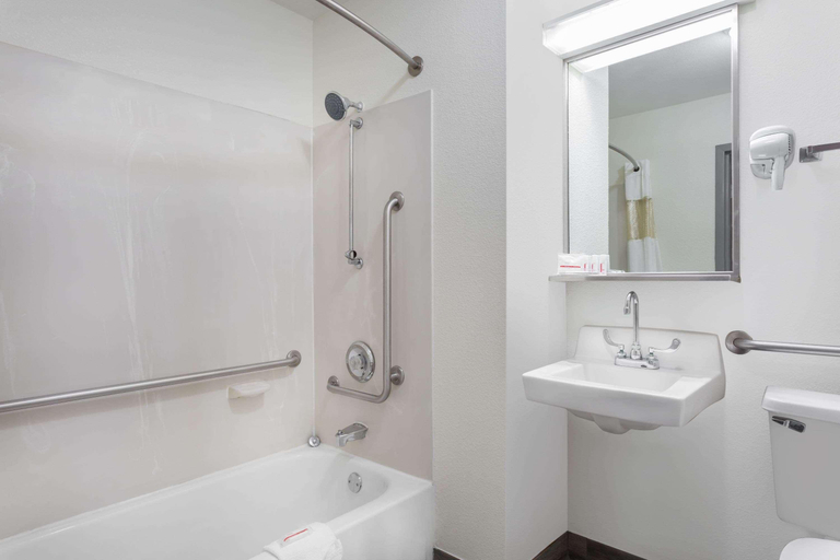 Bathroom 4, Clarion Pointe Greensboro Coliseum Area, Guilford