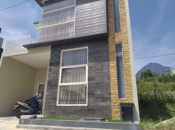 Exterior & Views, Villa Radwah Syariah by D'Jagad, Malang