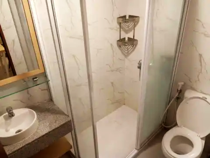 Bathroom, 2BR Apartemen Grand Kamala Lagoon by Big Property, Bekasi