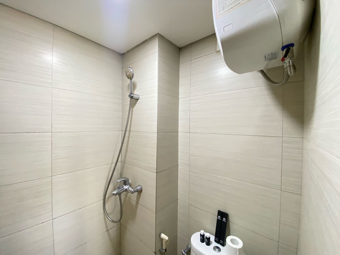 Bathroom 4, Spacious and Modern 2BR at Gateway Pasteur Apartment By Travelio, Bandung