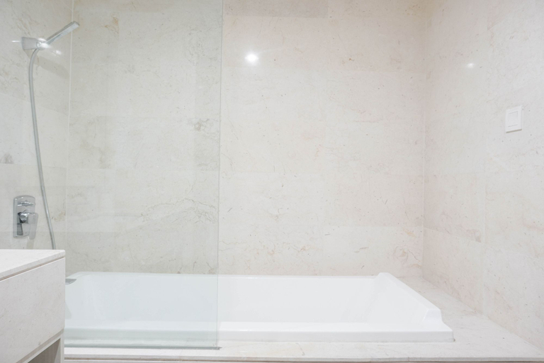 Bathroom 5, Stunning and Comfy 1BR at Ciputra World 2 Apartment By Travelio, Jakarta Selatan