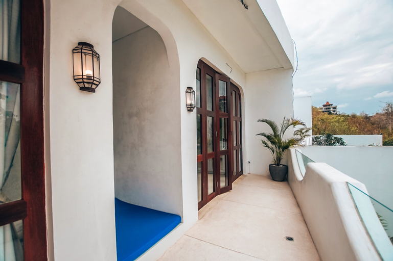 Exterior & Views 64
