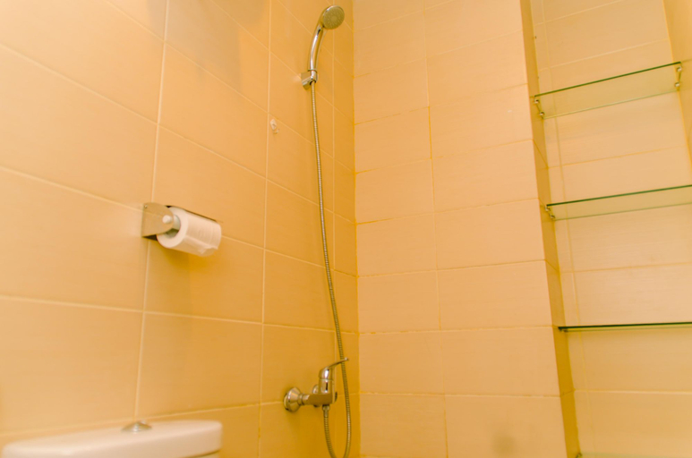 Bathroom 5, Comfy Studio at Saveria BSD City Apartment By Travelio, Tangerang