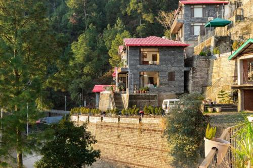 StayVista at Shanti Aalayam with beautiful views, Solan