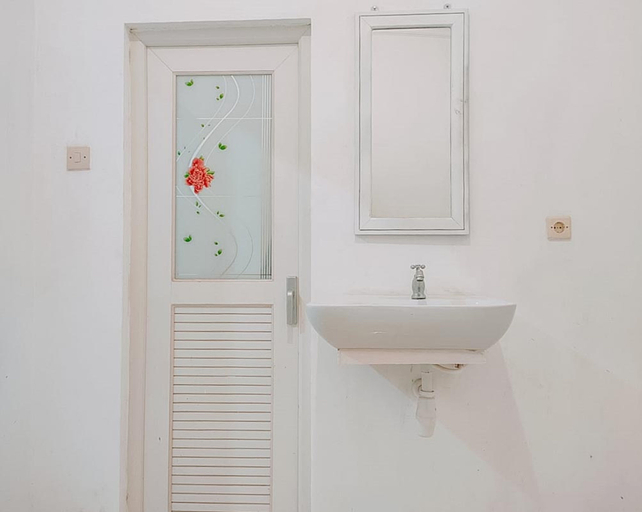 Bathroom 3, RedDoorz @ Tongas Probolinggo, Probolinggo