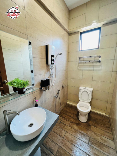 Bathroom 5, Cozy 4-bedroom loft with free parking & pool table, Malacca City